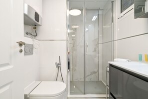 Shower, hair dryer, towels