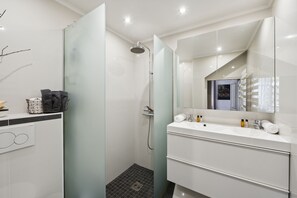 Dusche, Haartrockner, Handtücher
