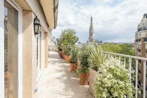 Terrace/patio - The Grande Extraordinaire, by Veeve (Paris)