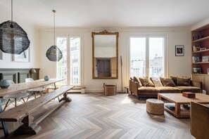 Living area - The Grande Extraordinaire, by Veeve (Paris)