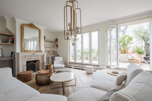 Living area - The Grande Extraordinaire, by Veeve (Paris)