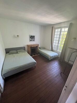 4 quartos, ferros/tábuas de passar roupa, Wi-Fi, roupa de cama