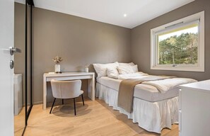 1 dormitorio, escritorio, tabla de planchar con plancha y wifi