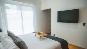 2 間睡房、書桌、熨斗/熨衫板、可攜式嬰兒床