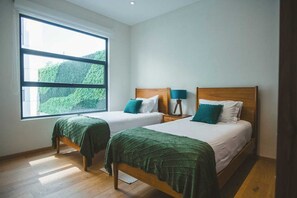2 soverom, skrivebord, strykejern/-brett og reiseseng for barn
