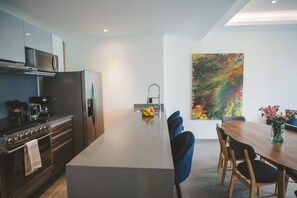 Geladeira, micro-ondas, fogão, cooktop