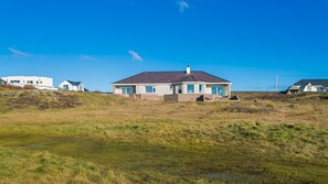 Exterior - Min y Mor -  a sea view that sleeps 8 guests  in 4 bedrooms (Trearddur Bay)
