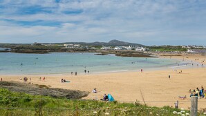 Une plage côtière où les gens profitent du sable et de l’eau.