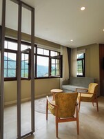 Deluxe Büyük Yataklı Tek Kişilik Oda, Dağ Manzaralı | Masa, ses yalıtımı, ücretsiz kablosuz İnternet 