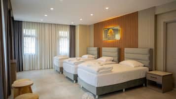 Habitación triple económica | Escritorio, sistema de insonorización, wifi gratis