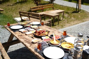 Her gün ücretsiz yerel tarzda kahvaltı