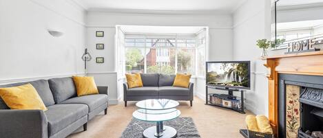 TV connectée, jeux vidéo, lecteur de DVD, baby-foot