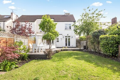 Gorgeous 5 bed period home in a superb location for convenience.