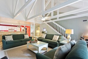 Smart-TV, peis, bøker og kontorer