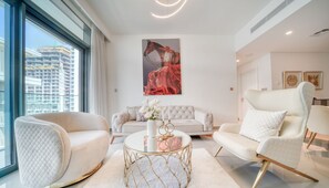 Deluxe-Apartment, Balkon, Meerblick | Wohnbereich | 55-Zoll-Smart-TV mit Kabelempfang