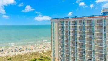 Am Strand, Liegestühle, Strandtücher