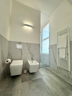 تجهيزات دش، مجففات شعر، مراحيض شطف، مناشف