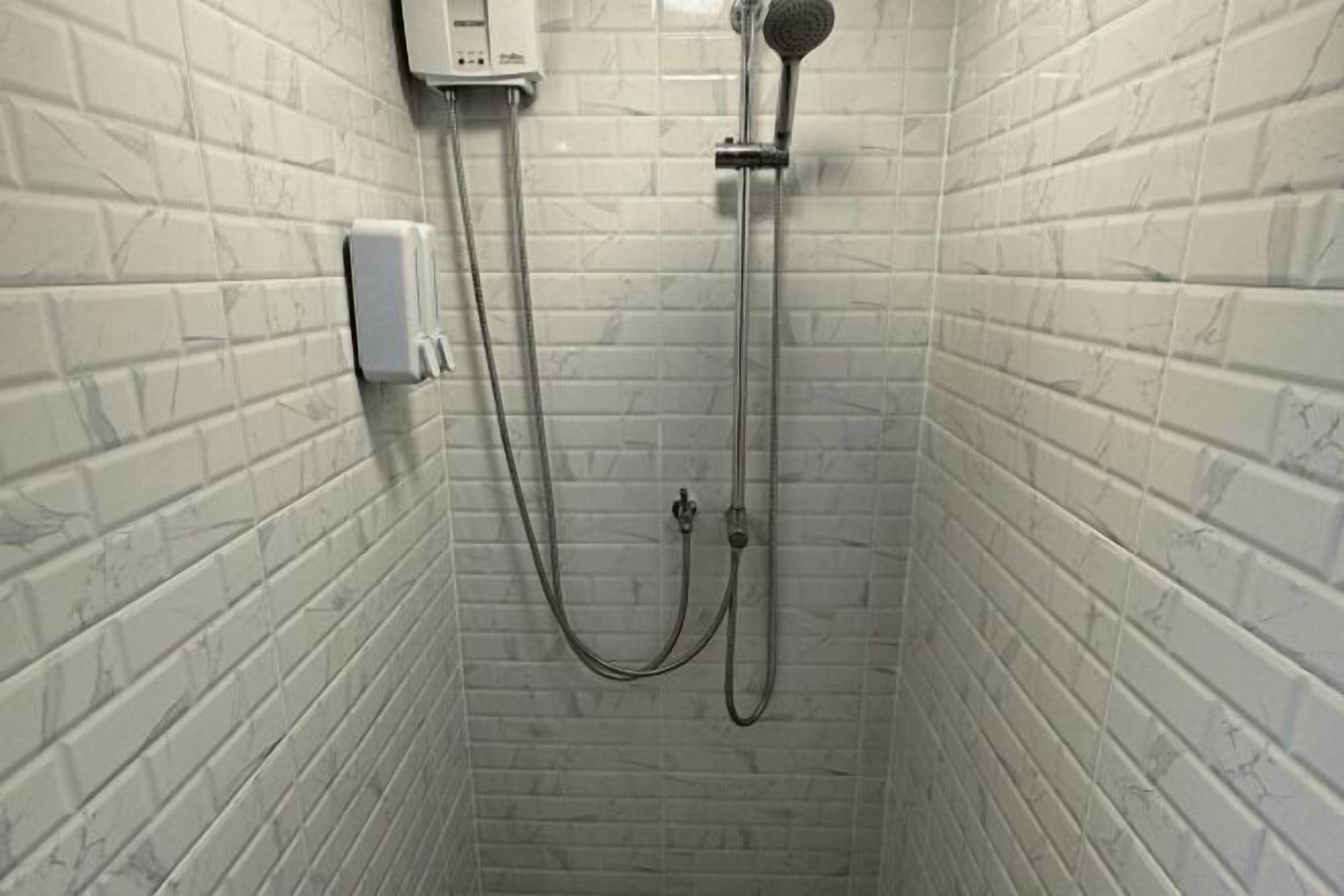 تجهيزات دش، وحدات دش مزودة بخاصية التدليك بالمياه، مجففات شعر