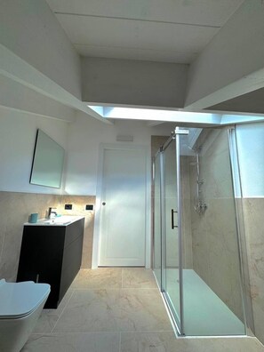 Douche, sèche-cheveux, bidet, serviettes fournies