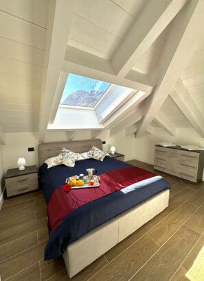 3 bedrooms, iron/ironing board, travel cot, WiFi - Aries Penthouse - Oasi di Menaggio, a stone's throw from everything! (Menaggio)