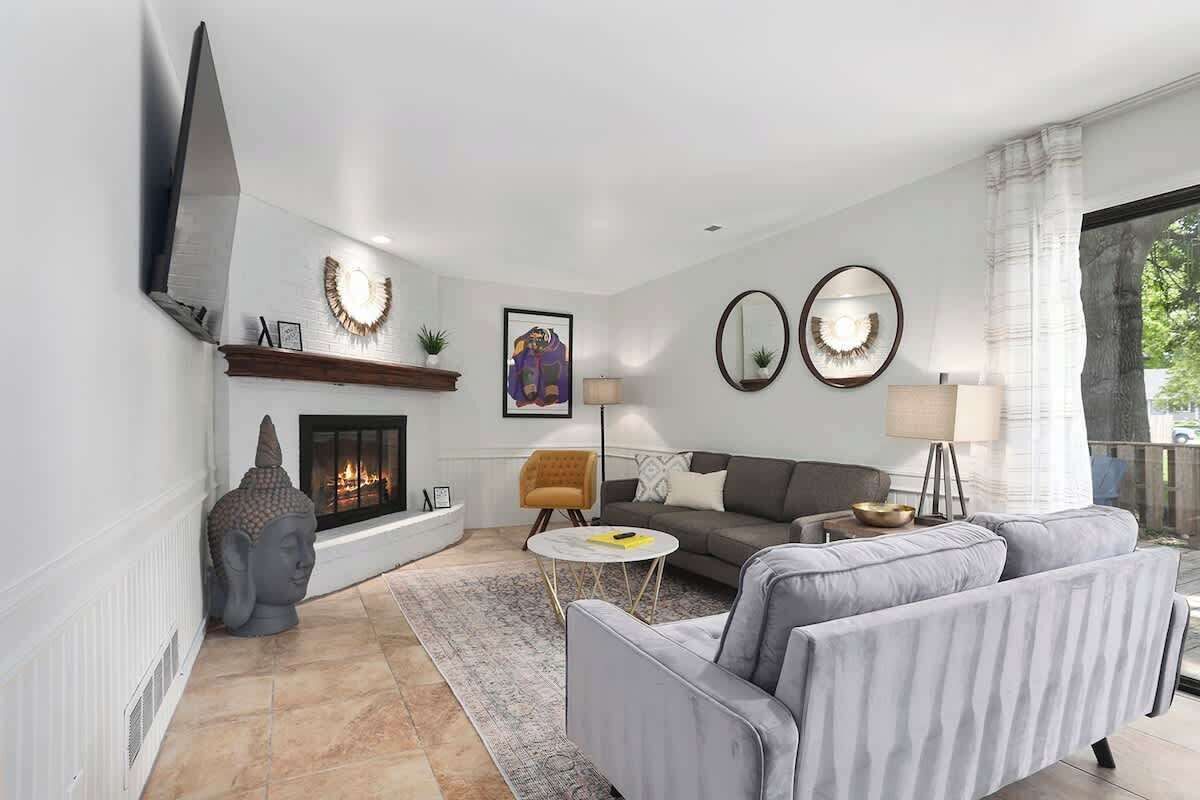 Televisie en een open haard