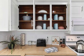 Fridge, microwave, stovetop, dishwasher