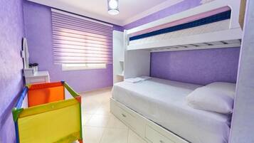 2 quartos, escrivaninha, ferros/tábuas de passar roupa, berço de viagem