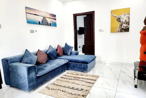 Beautiful Cozy 2 Bed Near Highway