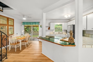 Kylskåp, mikrovågsugn, ugn och spishäll