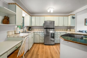 Frigorífico, microondas, horno y placa de cocina