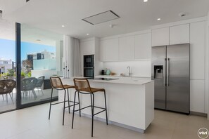 Geladeira, micro-ondas, fogão, lava-louças