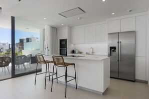 Een koelkast, een magnetron, een oven, een vaatwasser