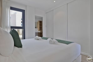 2 chambres, coffres-forts dans les chambres, fer et planche à repasser