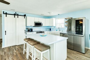 Een koelkast, een microgolfoven, een oven, een kookplaat