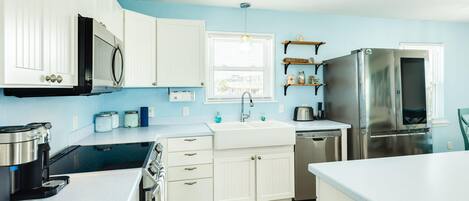 ثلاجة، ميكروويف، فرن، موقد طهي مسطح