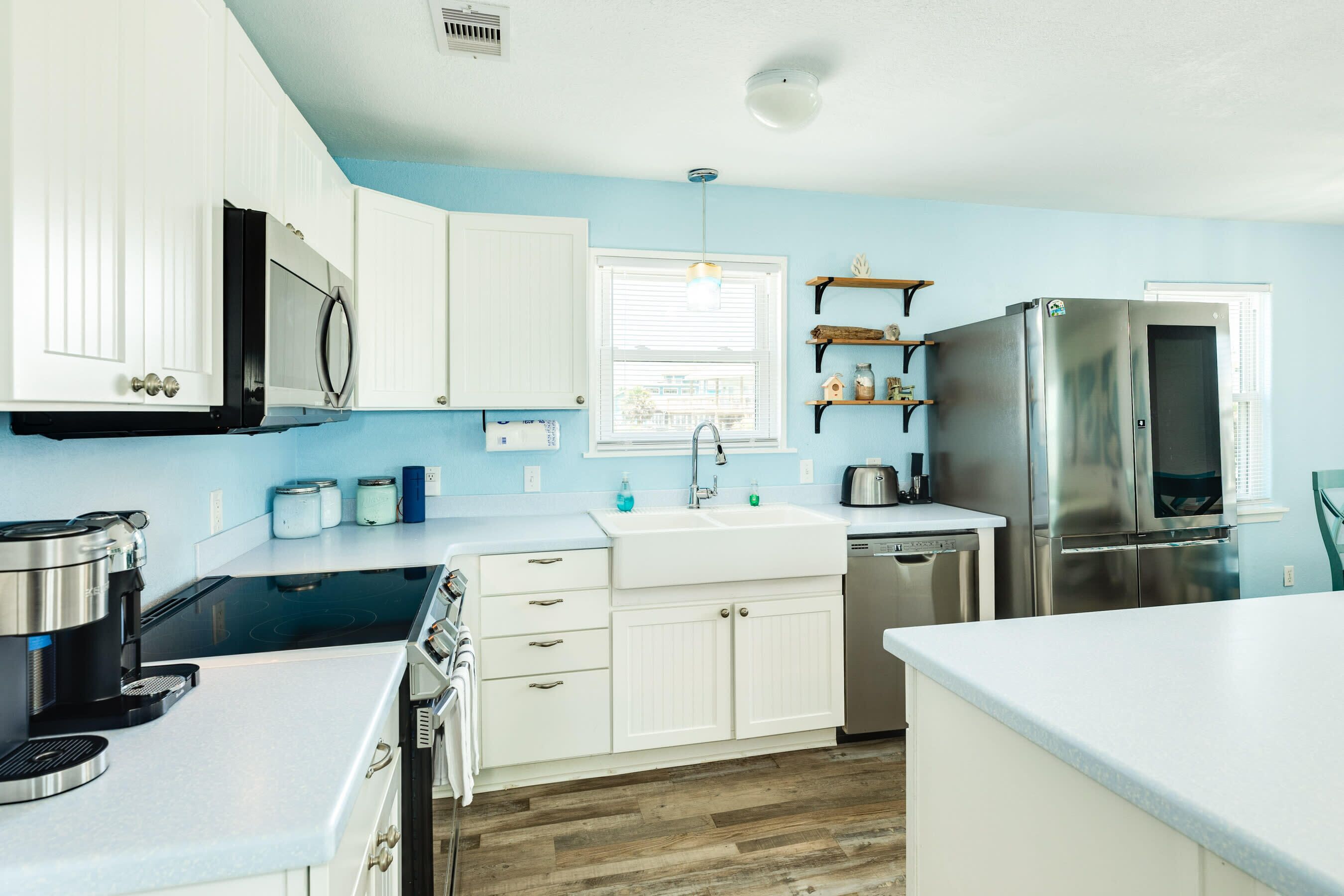 冷蔵庫、電子レンジ、オーブン、コンロ