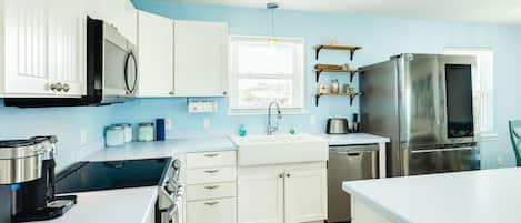 Een koelkast, een magnetron, een oven, een kookplaat