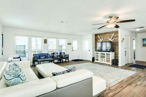 TV, books, offices - 2nd Row - Spectacular Sea & Sunrise Views (Freeport)