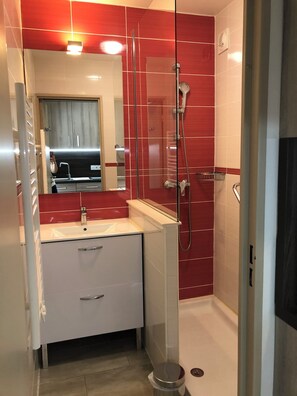 تجهيزات دش، مناشف، ورق حمّام