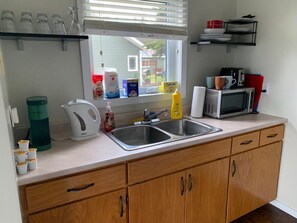 冷蔵庫、電子レンジ、オーブン、コンロ