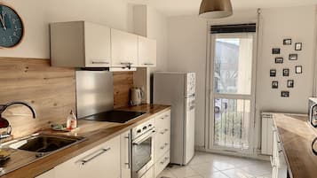 Batterie de cuisine, vaisselle et ustensiles