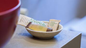 Douche, sĂšche-cheveux, bidet, serviettes fournies