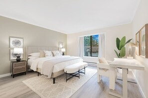 2 habitaciones, escritorio y tabla de planchar con plancha 