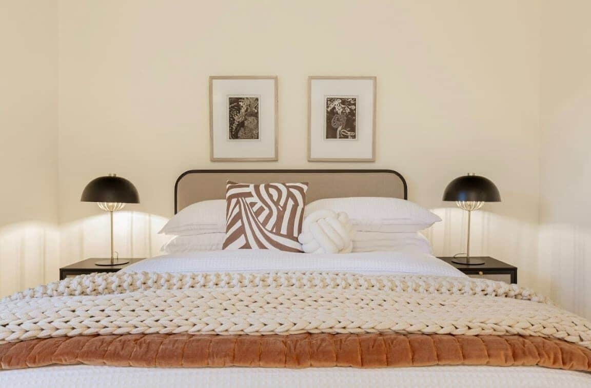 2 habitaciones, escritorio y tabla de planchar con plancha 