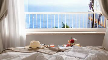 Doppia panoramica, balcone, vista mare | Minibar, una cassaforte in camera, tende oscuranti, insonorizzazione