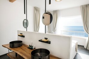 Doppia panoramica, balcone, vista mare | Minibar, una cassaforte in camera, tende oscuranti, insonorizzazione