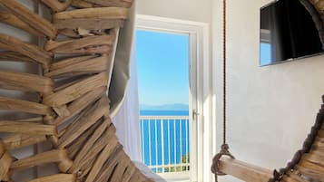 Double Room, Balcony, Sea View | Minibar, in-room safe, blackout drapes, soundproofing