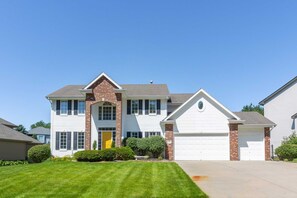 Exterior - Luxury Stay, Prime Spot, Games, BBQ & Fenced Yard (Omaha)