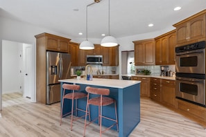 Fridge, microwave, oven, stovetop - Luxury Stay, Prime Spot, Games, BBQ & Fenced Yard (Omaha)
