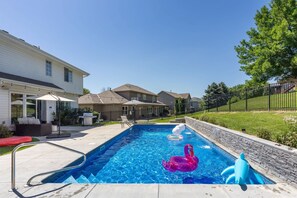 Pool - Luxury Stay, Prime Spot, Games, BBQ & Fenced Yard (Omaha)